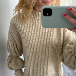 Beige stickad tröja storlek xs - Säljer nu min beiga stickade tröja från Gina tricot. Använd ett fåtal gånger. Ordinariepris:429kr jag säljer den för 150kr💓💓 frakten ingår inte (66kr)