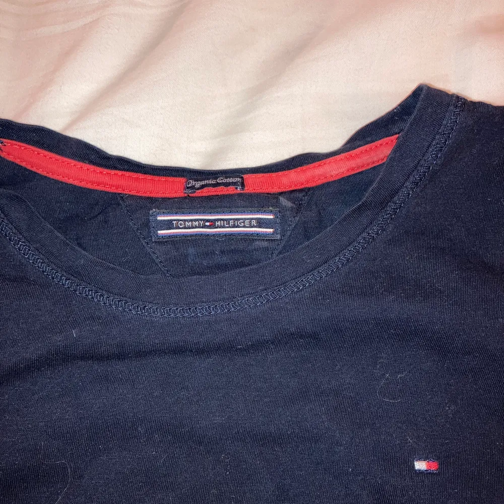 Vanlig marinblå t-shirt från Tommy Hilfiger. Står ingen storlek men passar ungefär 12-15 år. Köpare står för frakt. T-shirts.