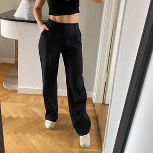 Loose kostymbyxor - Skitsnygga svarta kostymbyxor med en lös passform. Från Madlady. De är justerbara i midjan, zooma in på bakbilden så ser man knapparna. Superfint skick, endast använda fåtal gånger. Ber om ursäkt för skitig spegel hehe :)