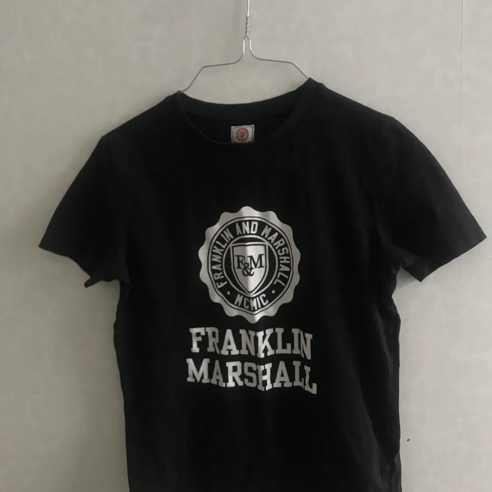 Svart T-shirt den Franklin Marshall. Köpt för 499 på zalando för ungefär ett år sedan. Säljs för 100 kr + frakt. Säljs då den köptes i fel storlek💕. T-shirts.