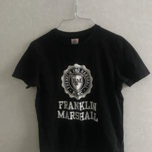 Svart T-shirt den Franklin Marshall. Köpt för 499 på zalando för ungefär ett år sedan. Säljs för 100 kr + frakt. Säljs då den köptes i fel storlek💕