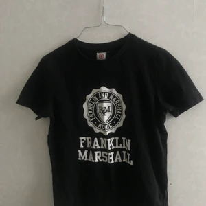 Franklin Marshall tröja - Svart T-shirt den Franklin Marshall. Köpt för 499 på zalando för ungefär ett år sedan. Säljs för 100 kr + frakt. Säljs då den köptes i fel storlek💕