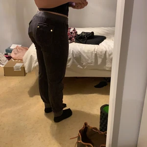 Juicy - Snygga brallor från juicy couture i stl L men sitter super på mig med S. Säljs i befintligt skick.  Frakt ingår ej, kostar 66. Buda endast om du kommer köpa de☺️