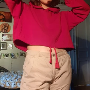 Röd luvjacka - En röd luvjacka som är croppad. Finns också snörning i midjan. 