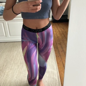 Träningstights  - Säljer dessa träningstights från Blacc då de är får små för mig💕 Är i fint skick och knappt använda💛 Kan mötas upp samt skicka med då står köparen för frakt🥰