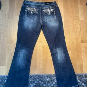 miss me bootcut jeans - säljer mina bootcut jeans(W29) knappt använda! rhinestones finns kvar!! jättefina nu för sommaren! byxor man måste ha! Bud eller skriva privat :) tack ❤️ BUD LIGGER PÅ: 500kr