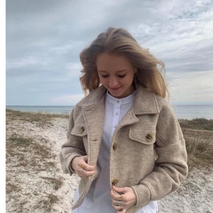 Jacka från design by si - Säljer min äskade jacka från design by si då den ej kommer till användning, den är köpt här på Plick men knappt använd av varken mig eller den tidigare ägaren❤️ perfekt till både sommar och vår! Vid snabb affär är frakten gratis)