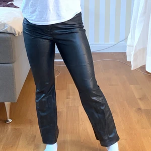 Skinnbyxor - Högmidjade fakeskinnbyxor från Zara i stlk M, men passar XS och S också. Jag e ca 160. Jättesköna och mjukt material innuti som gör de extremt bekväma. Fraktar eller möts upp i gbg