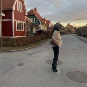 Gråa Zara-jeans st.38 - Säljer mina älskade zara-jeans då de blivit för små! St. 38 men skulle säga att de är mer som en 36a! Sparsamt använda och i väldigt fint skick! Inköpspris 499kr