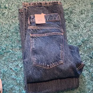 Säljer ett par fina Zara Jeans i nyskick, dom är tyvärr alldeles för stora för mig så kan inte visa hur dom sitter på :) i nyskick och aldrig använda☺️