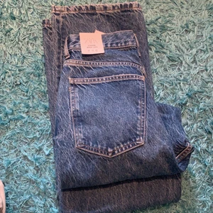 Zara jeans wide leg strl 38 - Säljer ett par fina Zara Jeans i nyskick, dom är tyvärr alldeles för stora för mig så kan inte visa hur dom sitter på :) i nyskick och aldrig använda☺️