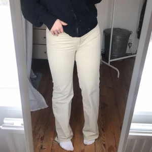 Beiga jeans - Jätte sköna o fräscha sommar och vår jeans. Använda 3 gånger. Små i storleken och skulle säga att dom passar 36-38. Höga i midjan. Inte för tjockt material. Köptes för 500kr. 