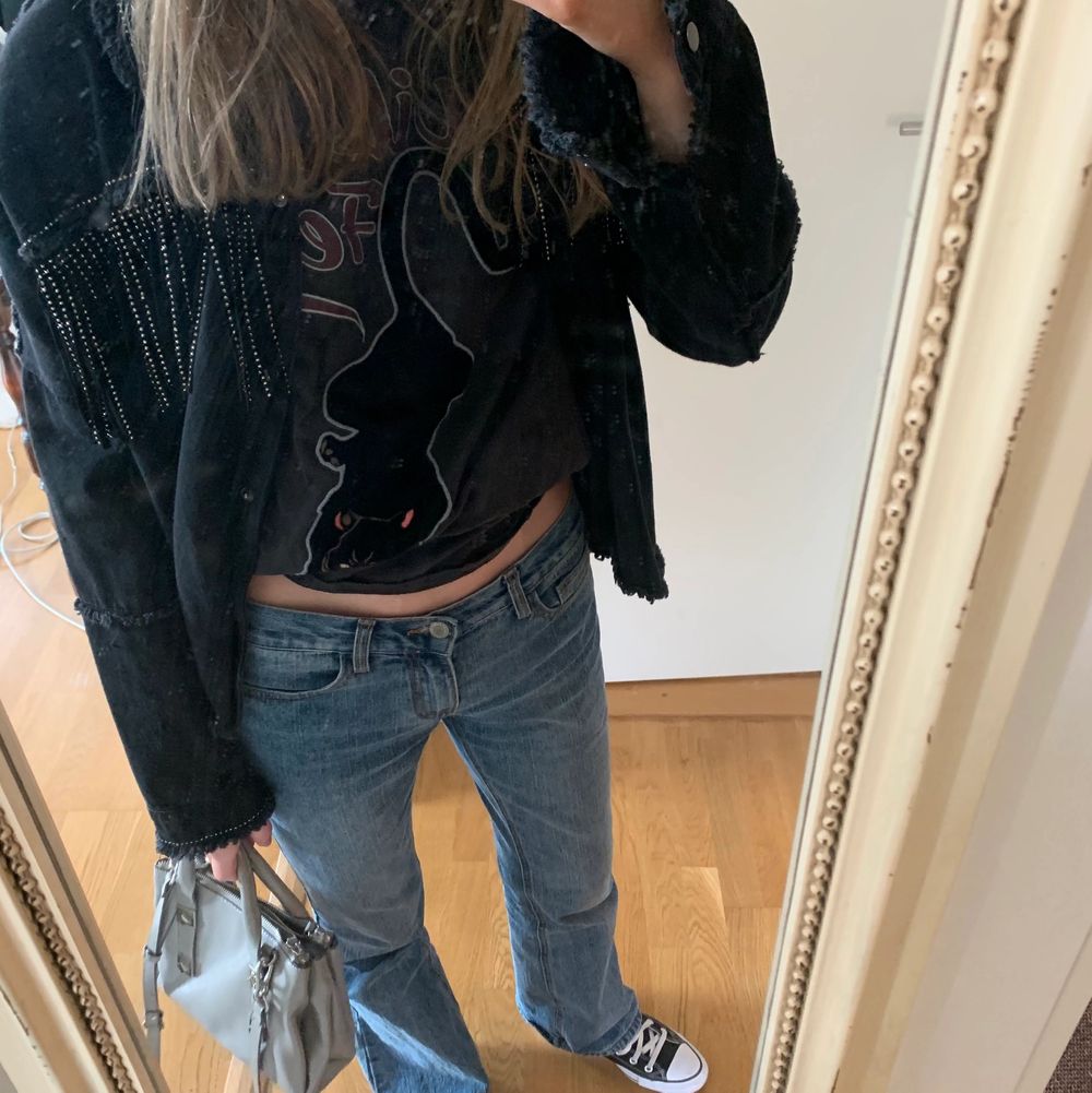 JĂ€ttecool Zara jacka i jeansliknande material med glittriga fransar runt hela jackan! đ€ Perfekt till vĂ„ren!! âĄïž AnvĂ€nde den ganska ofta för ungefĂ€r 1,5 Ă„r sedan men sedan dess har den inte anvĂ€nts tyvĂ€rr... Köpte den för 549kr đ„°đ KĂP DIREKT: 299kr + frakt đ . Jackor.