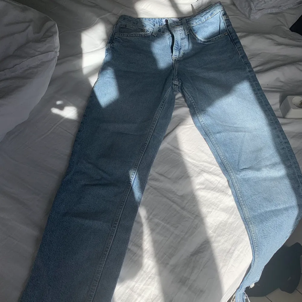 Superfina straight leg zara jeans som tyvärr blivit alldeles för små för mig, innebenslängden är 69cm frakt ingår i priset!💕. Jeans & Byxor.