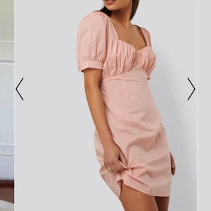 Klänning - Söt ljusrosa klänning från nakd. Använd ändats en gång, frakt 66kr
