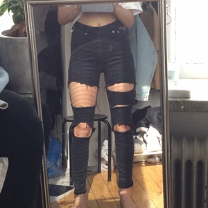 Jeans i stl S - Ett par svarta skinnjeans med håll. Har används fåtal gånger och är perfekta till sommaren❤️❤️