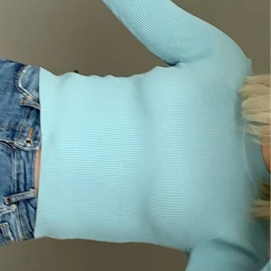 Ljusblå ribbad tröja - Ljusblå ribbad tröja, fr Bikbok. Är i strl xs men passar s oxå. Frakt ingår ej i priset, kan även mötas upp. Betalas med swish. Aldrig använd