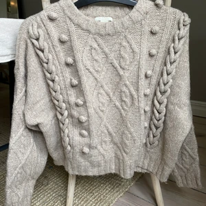 Beige stickad tröja H&M XS - Stickad tröja med fina detaljer från H&M, storlek XS