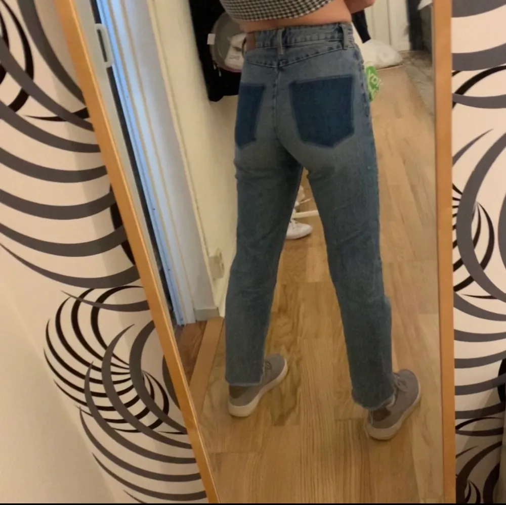 Jeans från monki i strl 24, lite mindre i storleken men passar ändå mig som brukar ha 24. Jeans & Byxor.