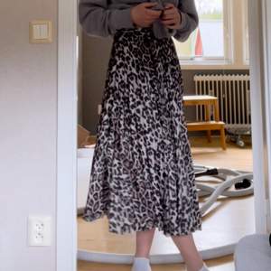 Längre kjol med leopardmönster på från Gina Tricot, köpt för två år sedan så modellen finns inte kvar längre. Tyvärr inte fått så mycket användning för den så den är i nyskick, inga slitningar. Storlek XS men passar mig som brukar ha S, jag är 164cm lång. Hör av dig vid frågor, köparen står för frakt! 🍉⚡️🥂