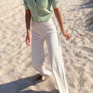 Naturvita jeans från monki🌸 - Säljer dessa superfina naturvita jeans från monki som endast är använda en gång, så mycket fint skick. Perfekta till sommaren🥰 storlek 29! Köparen står för frakten💘 (inte mina bilder, hör av er om ni vill ha andra bilder eller har frågor!)