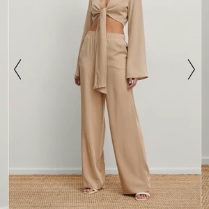 visa byxor - Helt oanvända byxor från NAKD med prislapp kvar, nypris 349kr. perfekta färgen o skönt material nu till sommaren!!! Säljer pga för små. Har 36-38 i storlek oftast o dessa är i 34 men passar även mindre 36 skulle jag säga!!! Frakt tillkommer💗💗