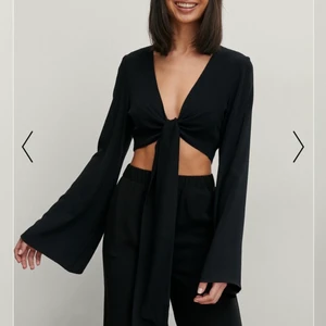 festtopp - Helt ny från NAKD med prislapp kvar, nypris 230kr. Går både ha fram som på första bilden o bak för öppen rygg som jag har på andra bilden. Vida ärmar o superfin!! Frakt tillkommer 48kr eller 66kr spårbart💞💞