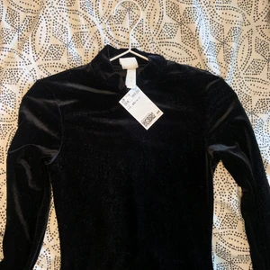 Sammetsklänning HM - Aldrig använd! Vill bli av med för att har en överfull garderob. Storlek XS, 100kr inklusive frakt ✌🏽