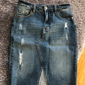 Superfin jeanskjol i nyskick 🌷 -  •Storlek 34. Passar Xs-S. •Trendig, fin och bekväm knälång kjol •Köpte för 399 kr. Säljer för 150 kr •Använd endast 1 gång då den har blivit för liten för mig. Är som ny. 🚫Djurfritt och rökfritt hem 📍Kan mötes upp i Mölnlycke centrum 📬Kan skickas mot fraktkostnad 