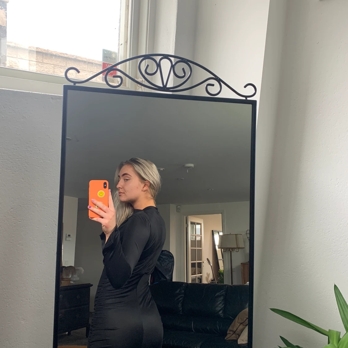 Svart kort klänning med volang - 91