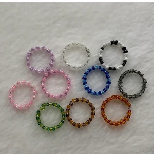 Olika egengjorda ringar! - Egen gjorda ringar, det finns fler av varje färg.                             En blå, grön, svart vit, brun, röd, rosa vit, lila vit, rosa lila, perl vit. Det går även att beställa specific färg och storlek!  Storlekarna är olika men mellan s-m. Om man är intreserad så är det enkelt att få måten till alla ringar för att se om ringarna kommer passa. Dem kostar 10kr st!😇 dem som är överkrysade är sålda! Alla ringar på bilden går själv att bestäms storlek på 