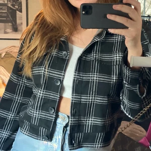 Rutig kofta från Gina tricot  - Rutig kofta från Gina tricot. Storlek L 