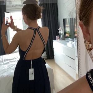 Marinblå balklönning  - En superfin marinblå balklänning från nelly, säljer då jag aldrig använt den!!! Prislappen finns kvar också! Hör av dig för fler bilder💙💙💙