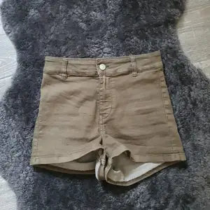 Gröna shorts i storlek XS. Stretchinga i materialet vilket gör att dom sitter bekvämt. Får ej på mig dom längre, därav inga bilder när dom sitter på. Kan skickas eller mötas upp! (Köpare står för ev frakt)