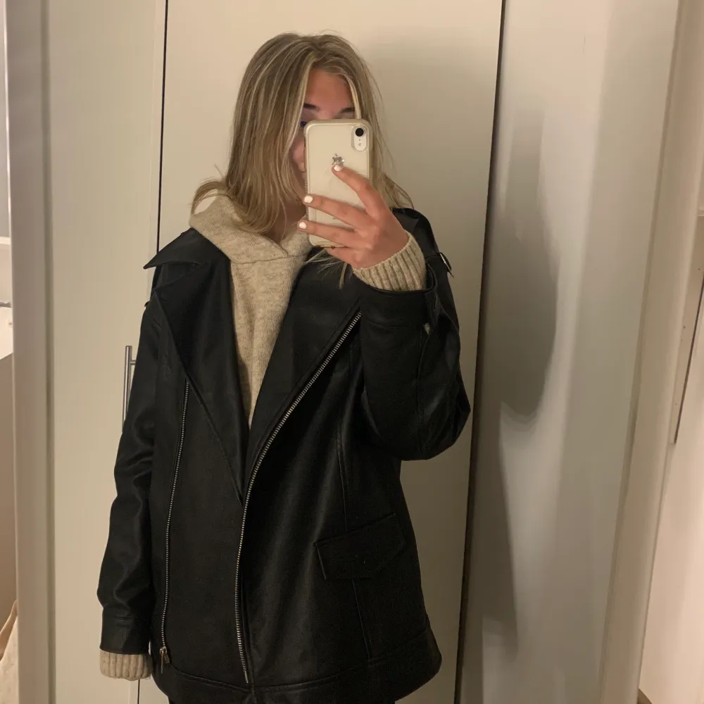 Oversized skinnjacka från Missguided. Endast använd 1 gång så i nyskick!. Jackor.