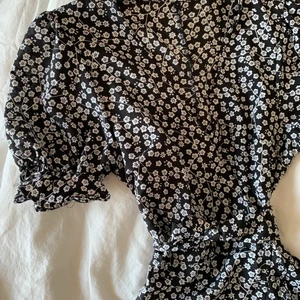 Zaful blommig klänning  - Så fin klänning från zaful, har bara en snarlik så tänkte att den här ska vi nytt liv! Storlek S men jag skulle säga XS! 