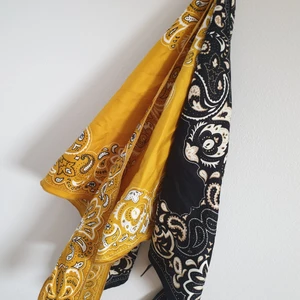 Sjalar - Två sjalar för 50kr/st. Sjalarna kan knytas på en väska, i håret, runt halsen eller i jeansen för att lyfta vilken outfit som helst. Perfekta accessoaren till sommaren🌼🌻 Kontakta vid intresse.😊