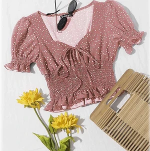 Topp  - Säljer oanvänd tröja storlek l. Den är lite kortare och kan skicka egna bilder. Möts upp på blåa linjen i Stockholm❤️