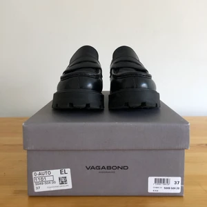 Vagabond Loafer, Cosmo 2.0  - Jättefina chunky loafers. Vagabond COSMO 2.0. Svarta blanka. Storlek 37. Använda endast en gång. Mycket fint skick. Inköpta för 1200kr 💫