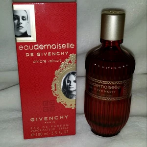 Ombre velours Givenchy parfym limited edition - Limited edition parfym från Givenchy som jag fick i present. Har kanske sprutad 5 sprutar av den, så nästan helt ny. Går inte att köpa längre. Den är köpt för över 1000kr. Boxen är borta. Bild 2 visar hur mkt parfym det är kvar + äktenskaps bevis. 100ml. Doften beskrivs på bild 3. Varm, kvinnlig, tung och stark, håller tills nästa tvätt. Kan fraktas, kommer slå in så väl som möjligt. Perfekt till din parfymkollektion✨