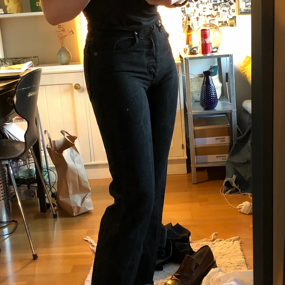 Svarta jeans från wrangler! Vet tyvärr inte storlek men jag har vanligtvis 24-26 (eller strl 34-36) i midjan och är ca 160cm🤗 Lite urtvättad svart färg och avklippta så de går nedanför anklarna på mig.. Jeans & Byxor.