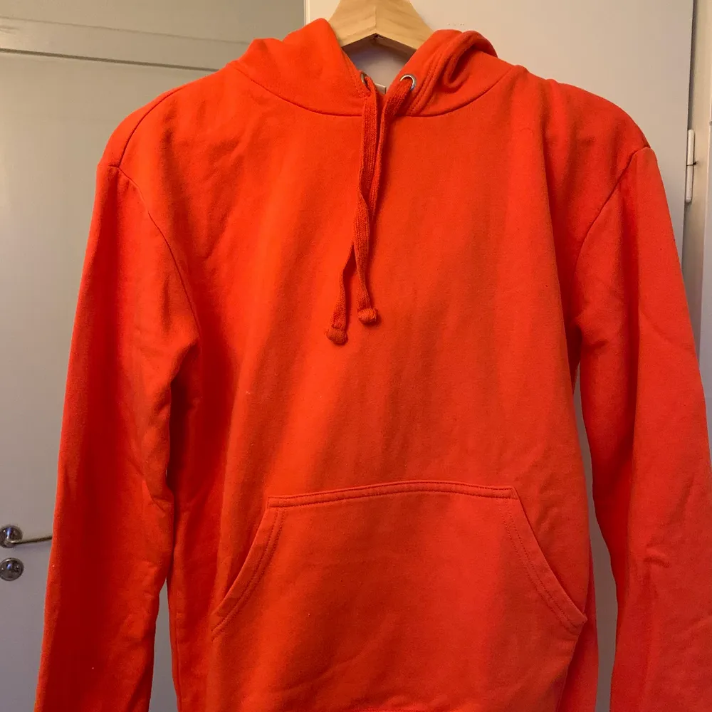 Orange hoodie från hm. Använt skick.. Tröjor & Koftor.