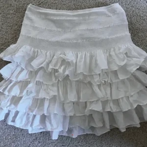 Vit volang kjol från hm - Fin kjol som passar till sommaren i bra skick! Använd fåtal gånger och säljer då den inte kommer till användning alls❤️😻 publicerar på nytt! Buda gärna i kommentarerna