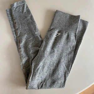 Tights - Gymshark tights i ljusgrön/grå färg (mer åt det gröna hållet i verkligheten). Storlek S, mycket bra skick 💕