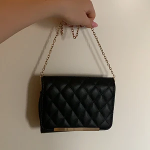 Svart axelbandsväska  - Svart axelbandsväska i bra skick! Använt ungefär 5 gånger. Man kan göra handtaget olika långt genom att vika det dubbelt. Köparen står för frakten, buda gärna i kommentarerna❤️ köp annars direkt för 175 + frakt! 