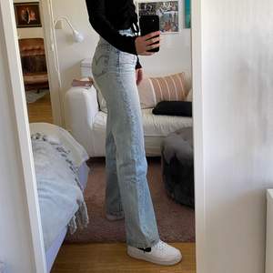 Ljusblåa jeans från Levi’s i modellen ”ribcage wide leg”. Jag (på bilderna) är 179 cm. Välanvända men i bra skick, förutom lite slitage på ena bakfickan från mobilen.