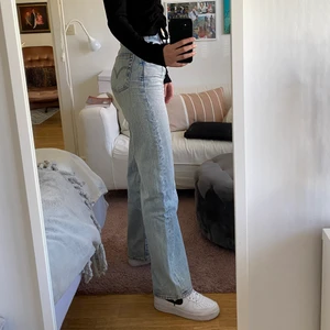 Levis jeans - Ljusblåa jeans från Levi’s i modellen ”ribcage wide leg”. Jag (på bilderna) är 179 cm. Välanvända men i bra skick, förutom lite slitage på ena bakfickan från mobilen.