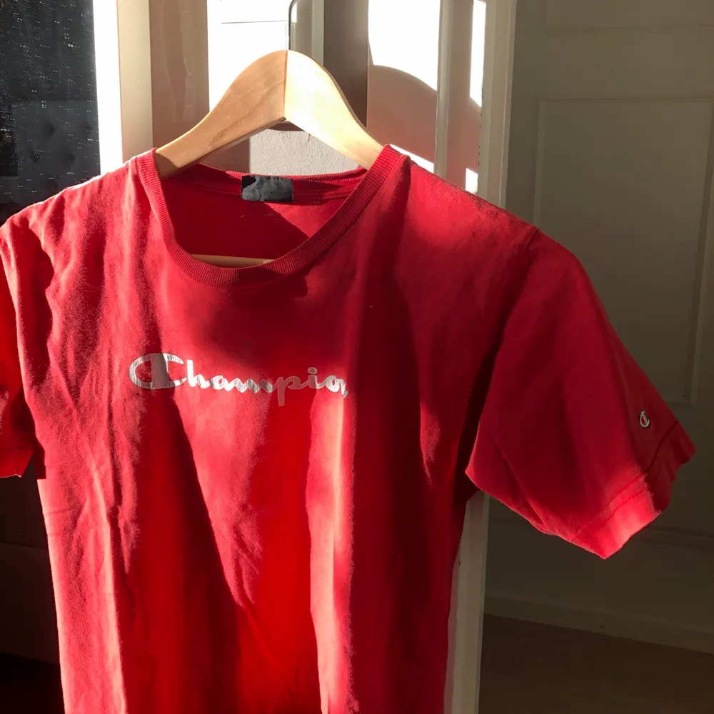 Vintage röd t-shirt från champion som är lite liten på mig men sjukt snygg vintage😆. T-shirts.