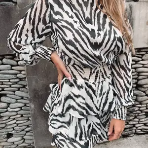 jättefin zebraklänning från gina tricot!! köpt för cirka 499kr. I nyskick, använd en gång! härlig klänning till sommaren som säljs för 200 (exklusive frakt)! alla plagg tvättas innan det skickas iväg. Fler bilder eller frågor? Tveka inte att skriva!  <3