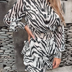 zebraklänning - jättefin zebraklänning från gina tricot!! köpt för cirka 499kr. I nyskick, använd en gång! härlig klänning till sommaren som säljs för 200 (exklusive frakt)! alla plagg tvättas innan det skickas iväg. Fler bilder eller frågor? Tveka inte att skriva!  <3